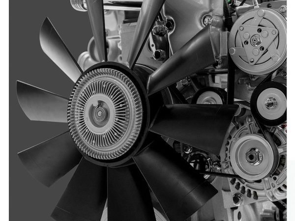O imagine alb-negru a unui motor diesel in cisnadie.